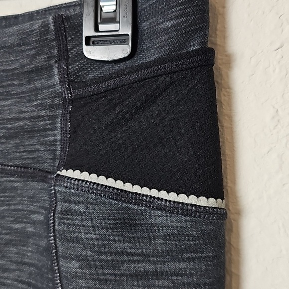 Lululemon Size 8 Black and Gray Athleisure Crop leggings - Picture 4 of 4